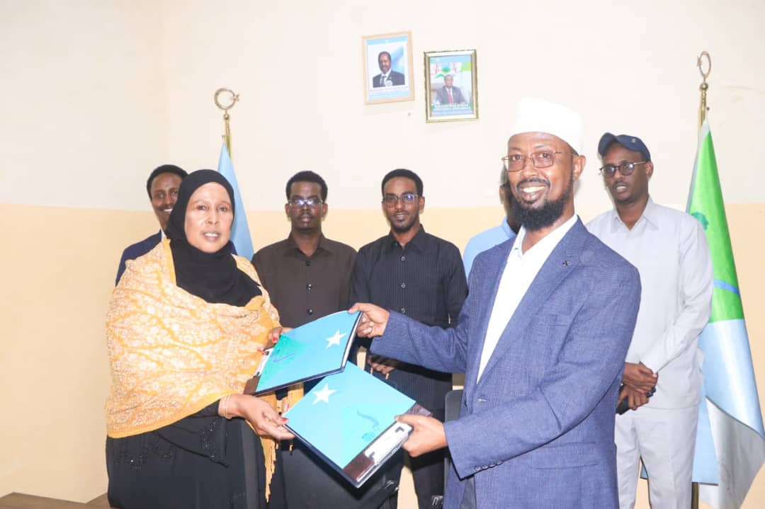 Duqa Magaalada Beledweyne oo Saxiixday Mashruuca Dhismaha Waddada Laamiga ah.