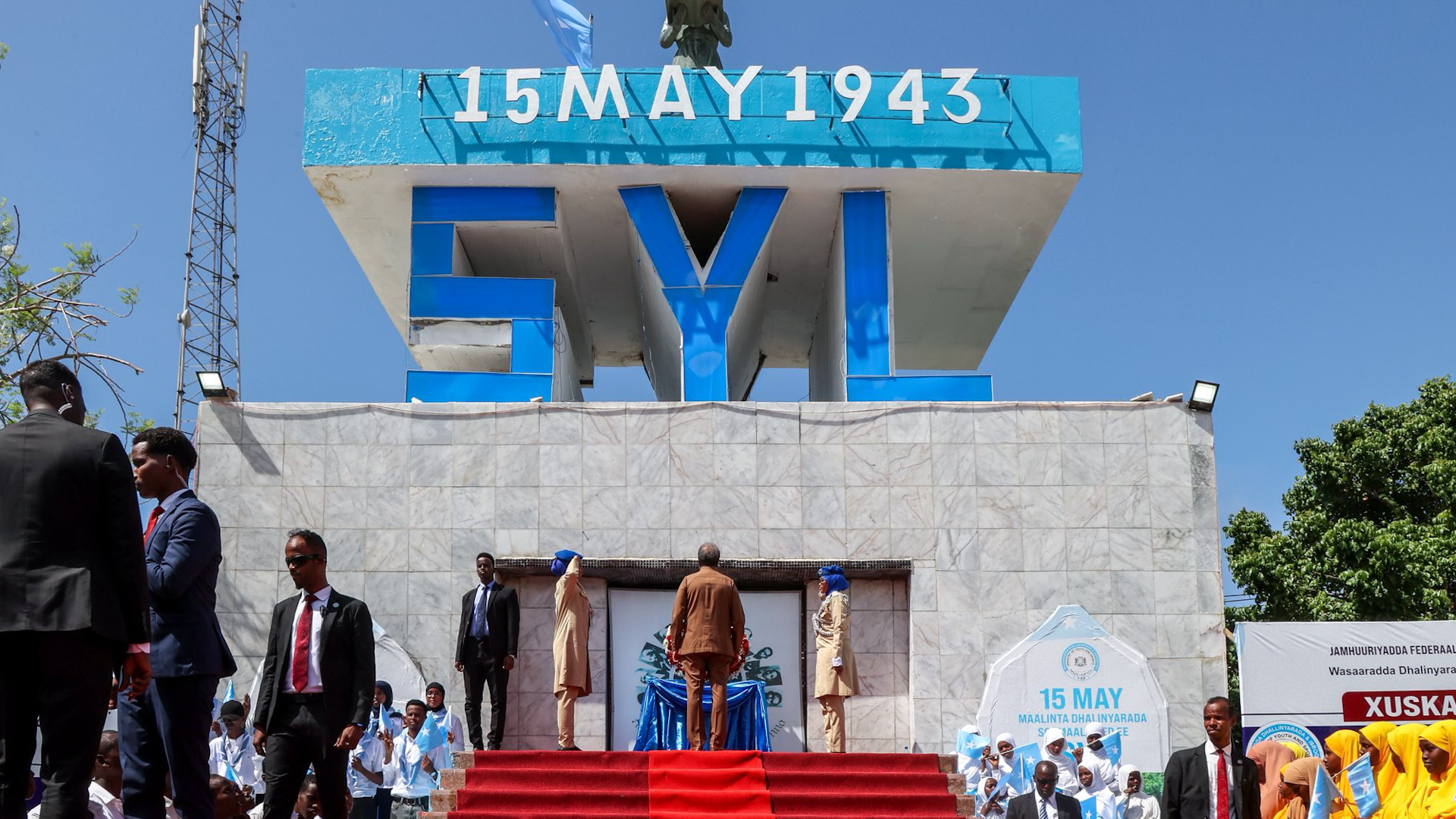 Madaxweyne Xasan Sheekh oo Ubax Dhigay Taallada SYL Xuska Maalinta Dhallinyarada Soomaaliyeed.