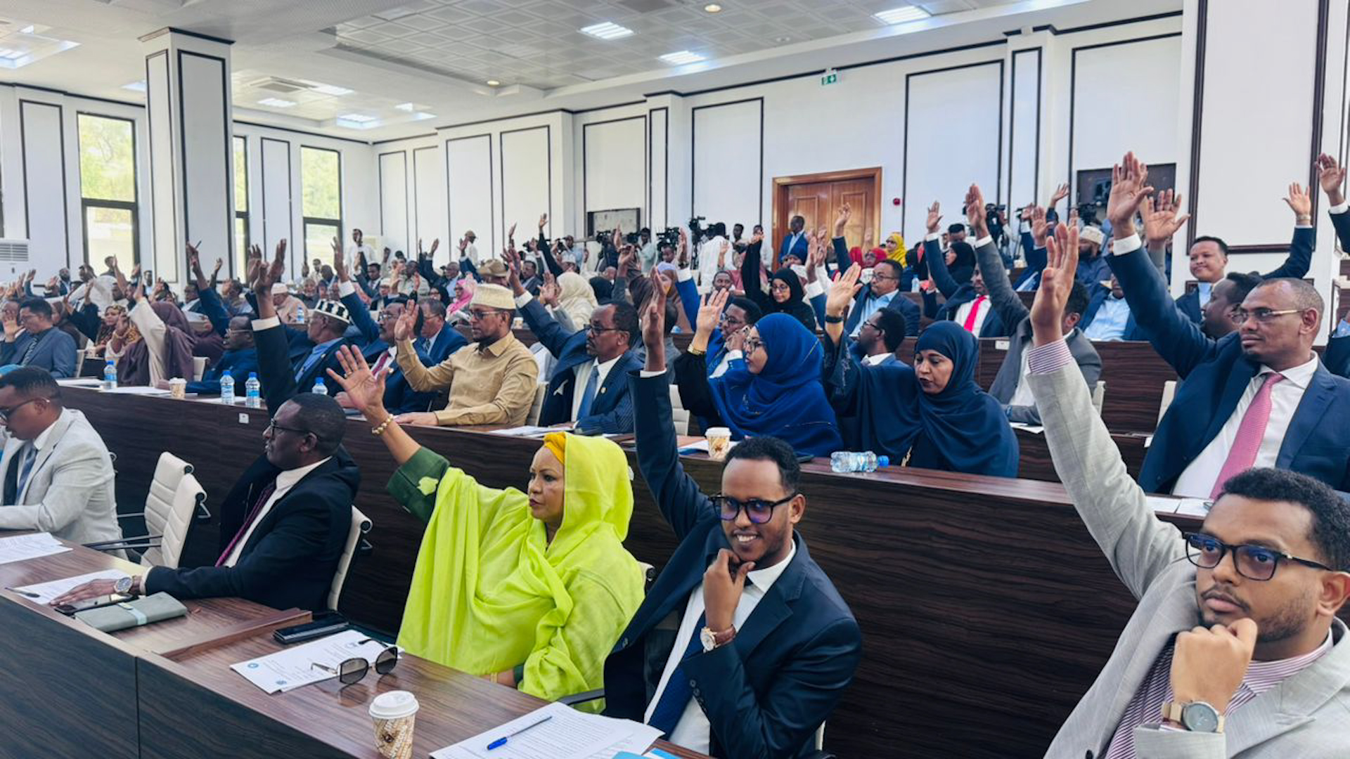 Xildhibaano Ka Tirsan Labada Aqal oo Madaxweynaha iyo Ra’iisul Wasaaraha ku Eedeeyay Qalalaasaha Siyaasadeed ee Dalka.